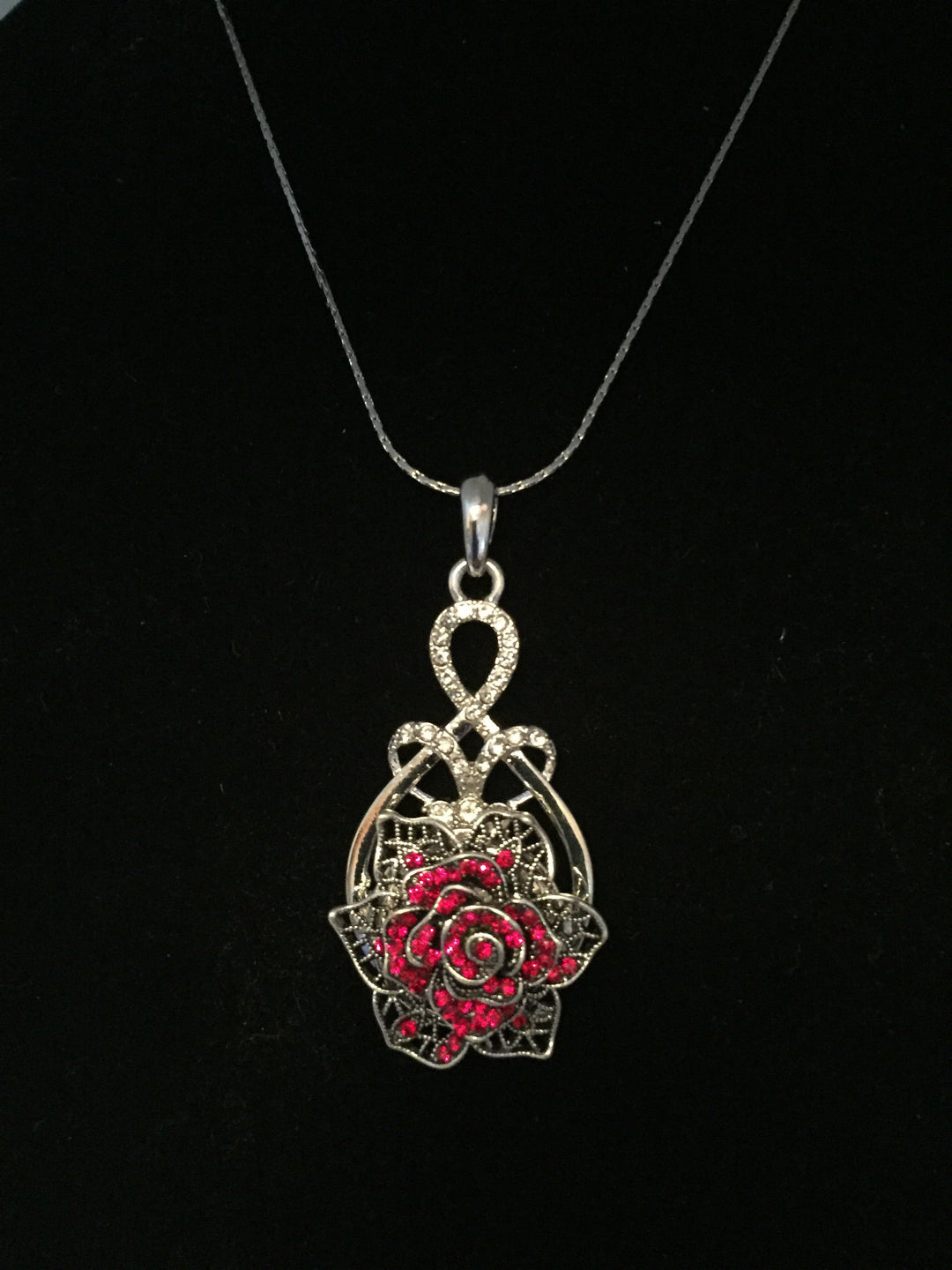 Love knot necklace with rose snap